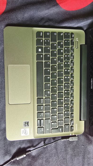 Laptop Medion  Akoya cu încărcător