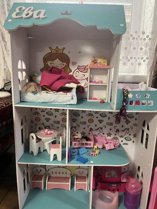 Продам кукольный домик с мебелью