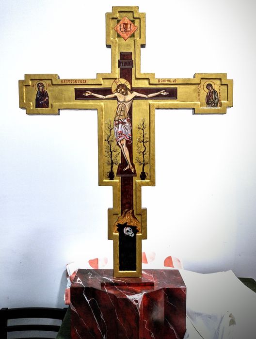 Cruce de altar (sau troiță) pictată în pigmenți naturali .