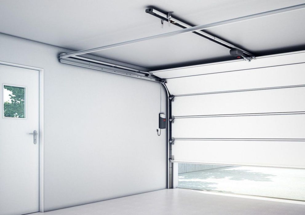 Секционные ворота с калиткой