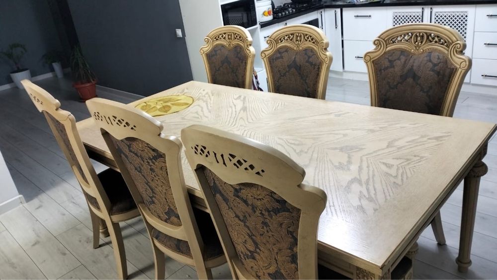 Деревянный стол с 6 стульями