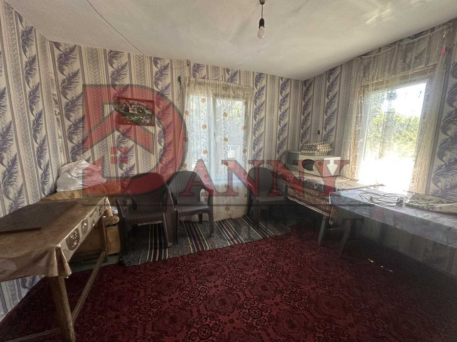 Къща на две нива с кладенец в с. Владислав - общ. Стражица