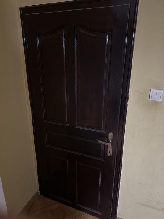 Интериорни врати от естествено дърво