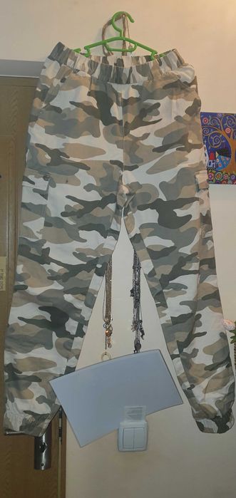 Blugi H&M de armata cargo cu buzunare EU 38