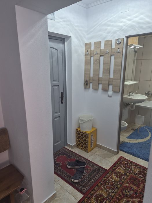 Vând garsoniera în bloc G120 etaj 1 recent renovata si mobilata