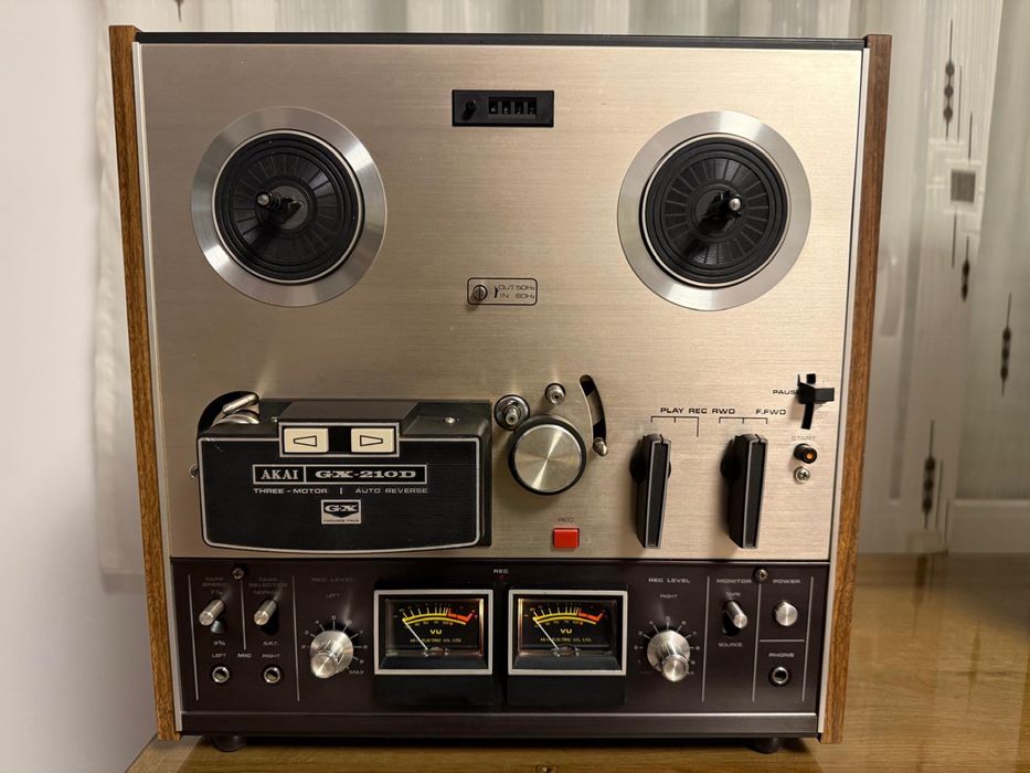 Vând două magnetofoane Akai și un magnetofon Teac X-7