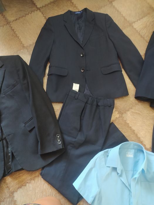 Продам школьные костюмы и рубашки