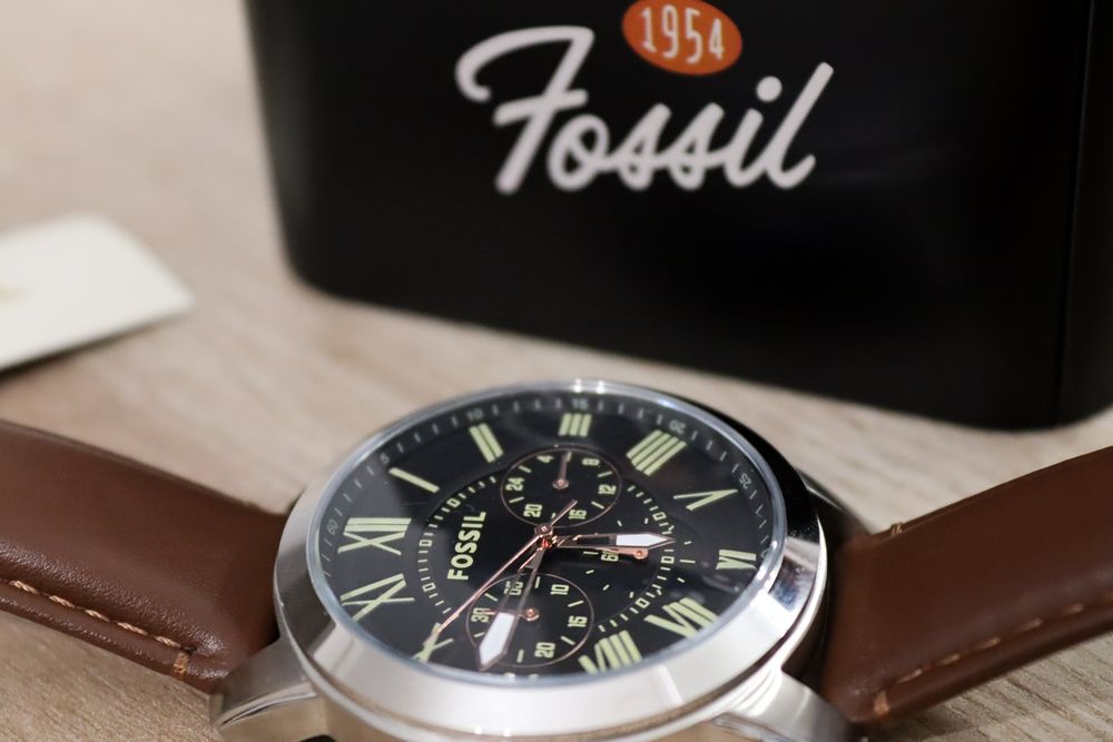 Ceas fossil elegant și modern