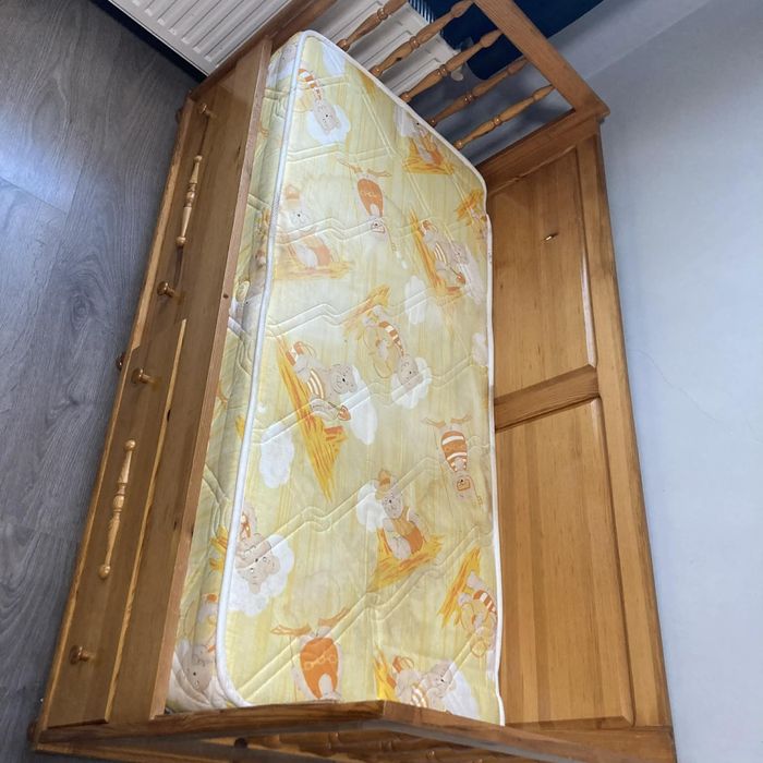 Детско дървено креватче