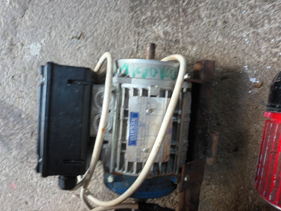 Vând motoare de hidrofor dine dezvĺtate