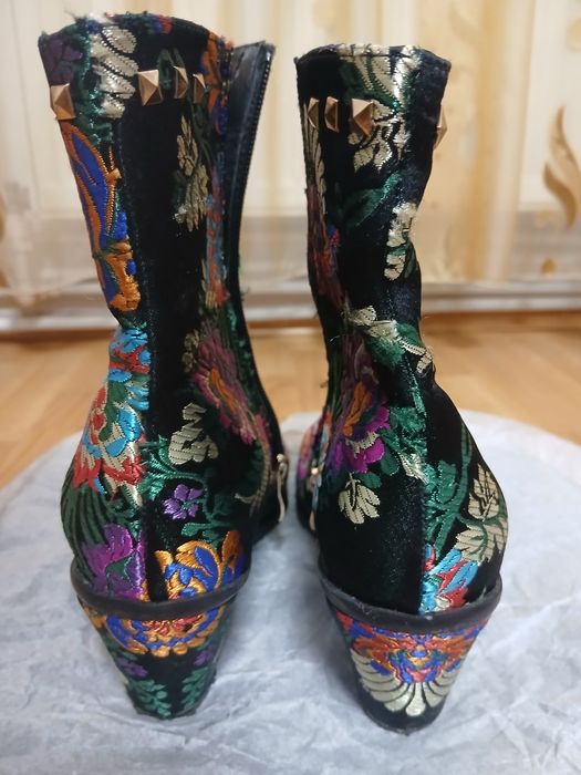 Botine cu broderie cusută manual ptr.damă