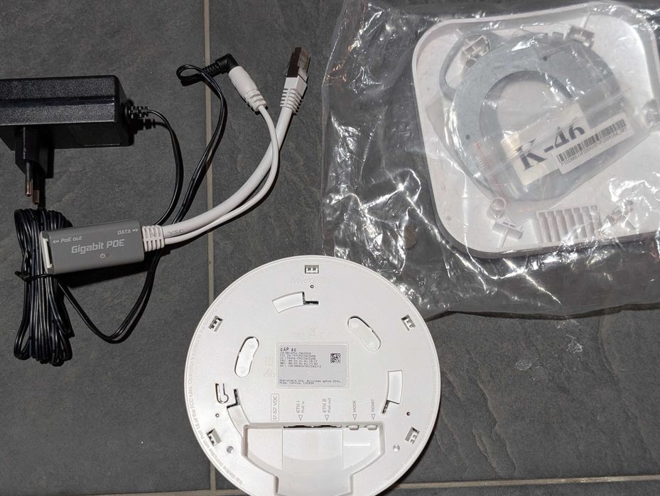 MikroTik cAP ac (ceiling Access Point) + injector PoE Gigabit