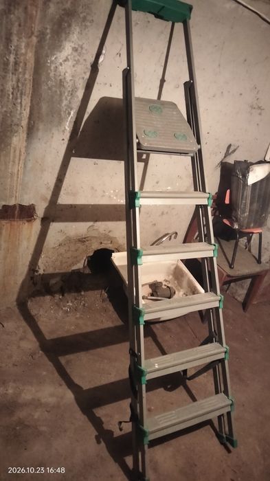 Продам стремянку 5 ступеней