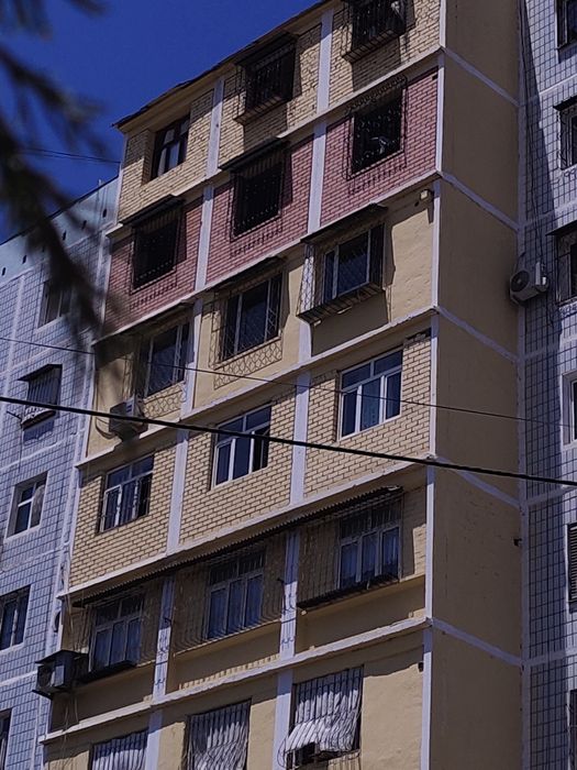 Кладка кирпича , балкон в Ташкенте . Balkonga gʻisht teramiz.