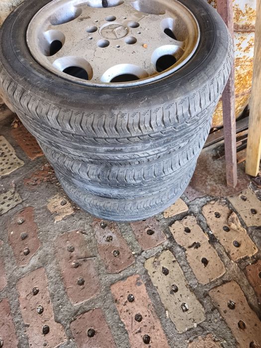 От Мерцедес А 140 продавам летни гуми, 4 броя със алуминиеви джанти