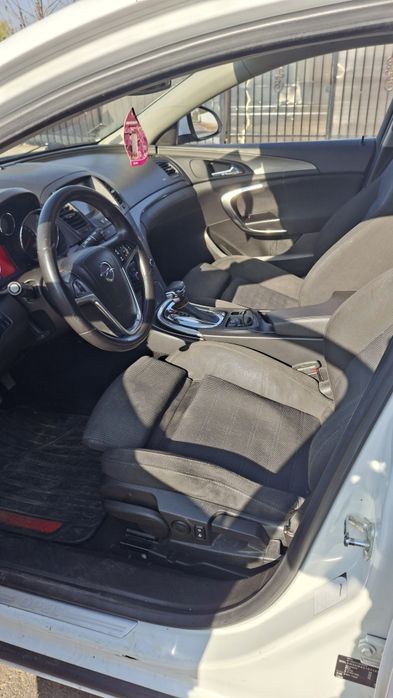 Vând Opel Insignia Sport Tourer , 2.0 CDTI- 160 HP, Cutie de viteza automata defecta ,prețul este negociabil la nr de telefon +40760773052