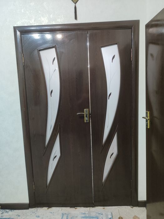 Лакталған есіктер