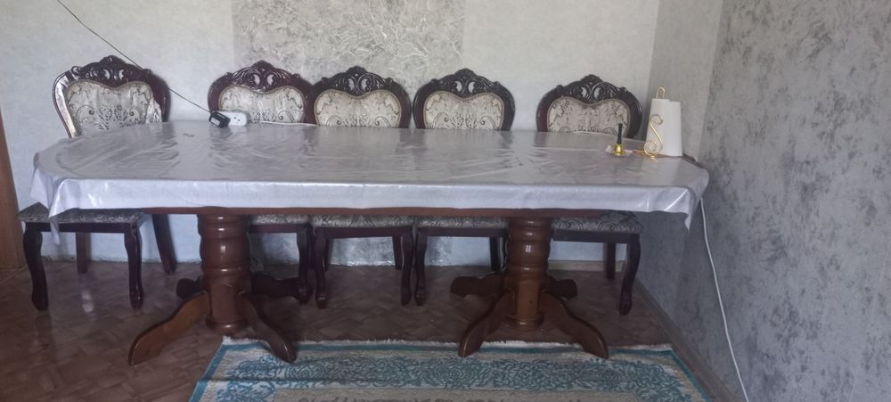 Продаю стол со стульями