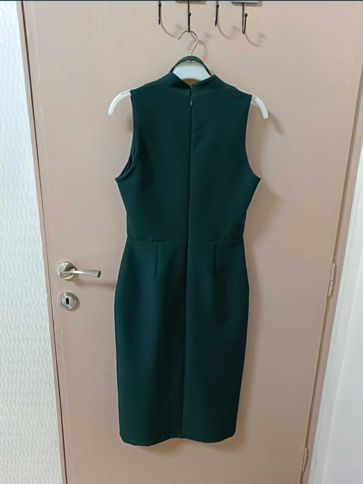 Елегантна дамска рокля в тюркоазено с ефектно деколте