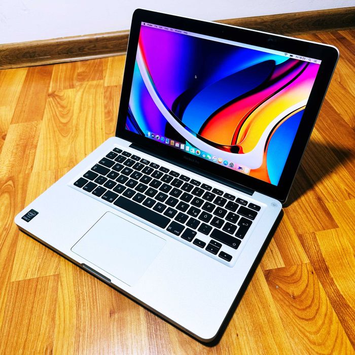 Laptop Apple MacBook Pro, IntelCore i7, SSD 256GB, Tastatura Iluminata