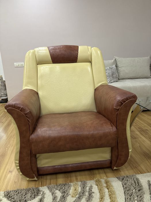 Colțar din piele extensibil + fotoliu – stare foarte bună