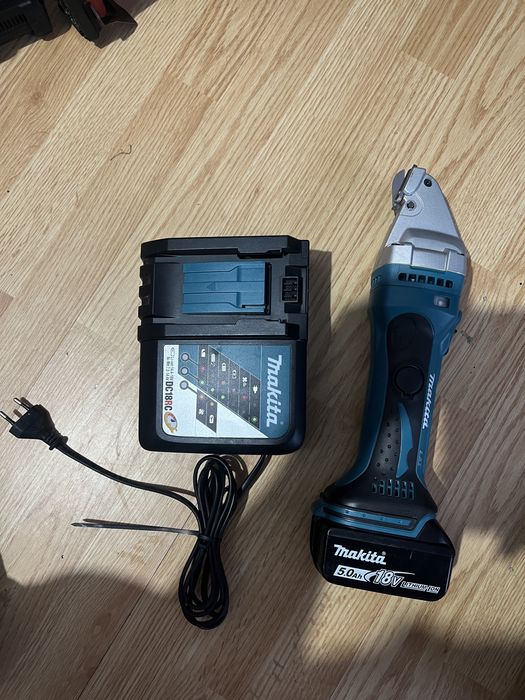 Foarfeca de taiat tabla makita DJS 161