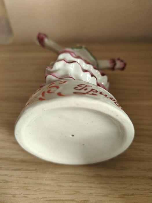 Девочка в национальном костюме фарфор