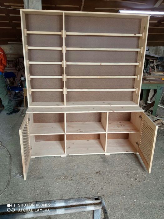 Шкаф с жалузни вратички