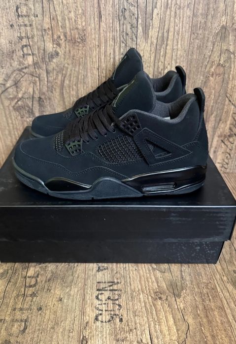 Jordan 4 Retro..
