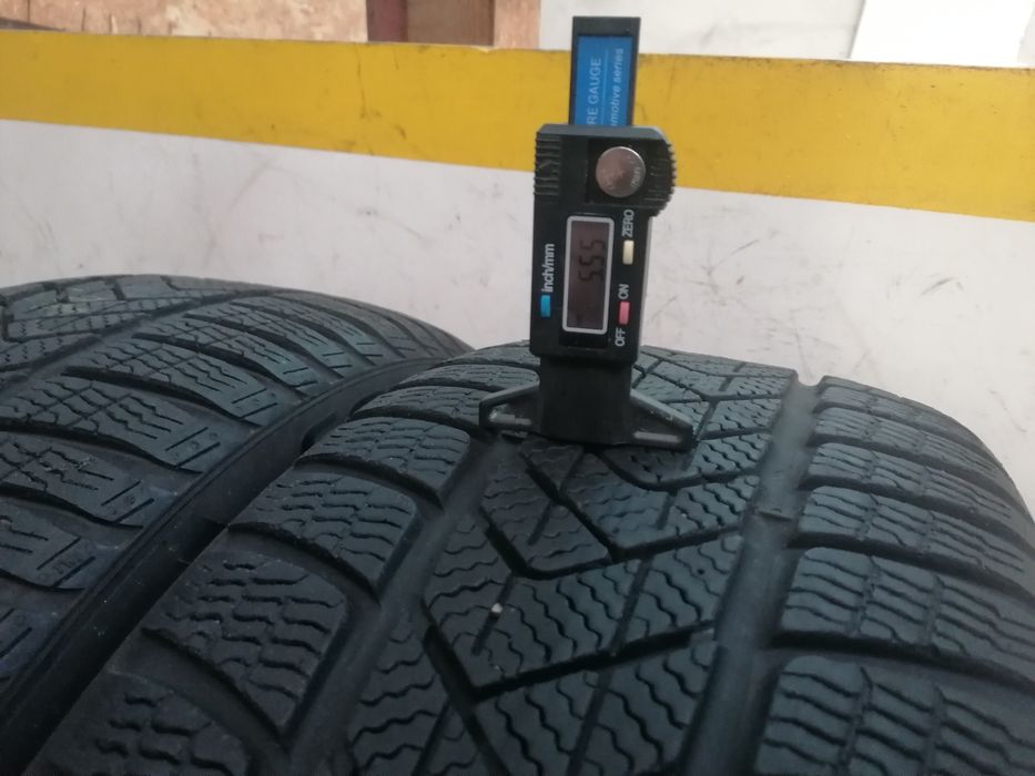 225/40/19  iarna  2*PIRELLI  93h dot 3921. 5,,56mm