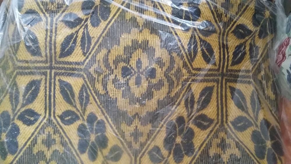 Продавам покривка за легло жълто и черно.