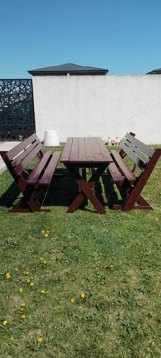 Vand masă cu două canapele