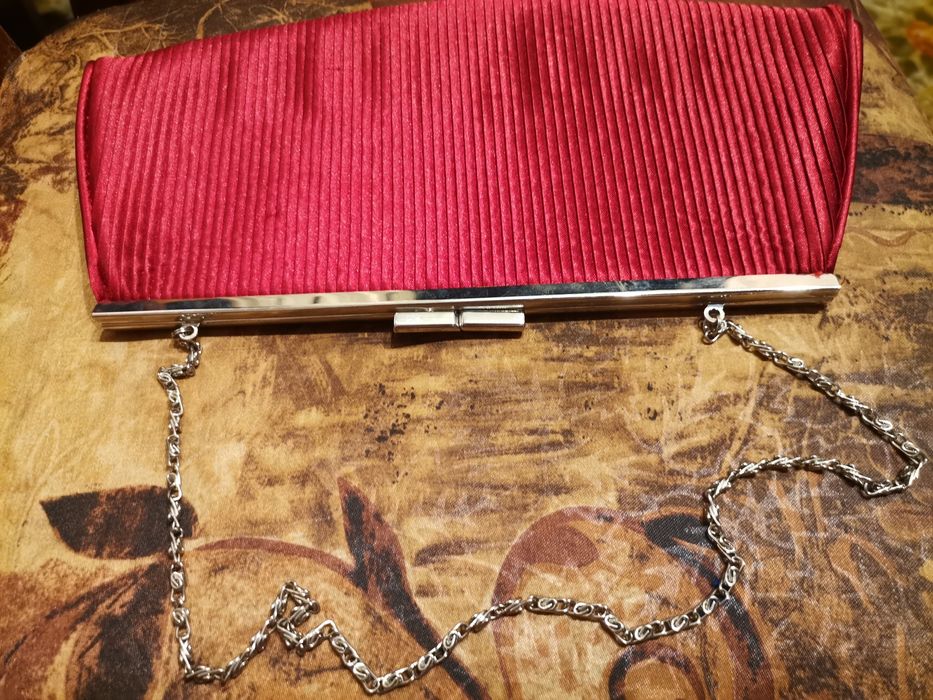 Вечерна чантичка за официален повод