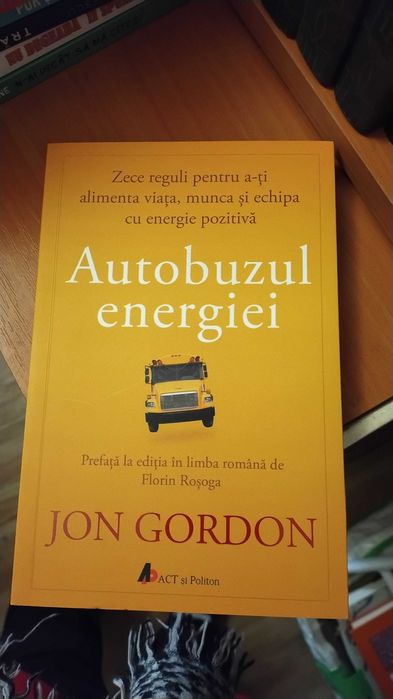 Vând cărți la 15 lei buc.