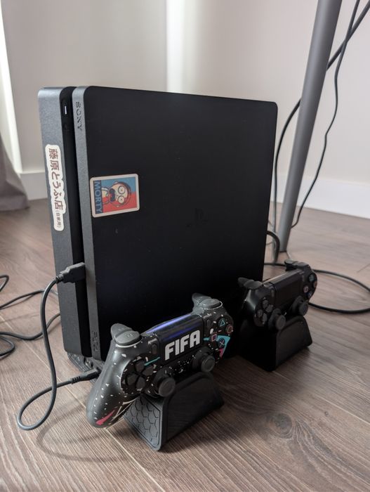Продам PS4 slim 1GB