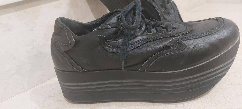 Дамски обувки на платформа.