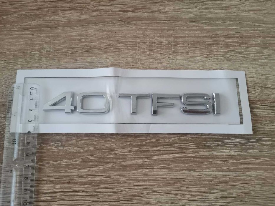 сребриста емблема Audi 40 TFSI