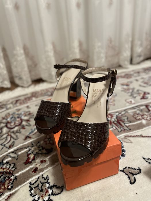 Женские сандали на каблуках