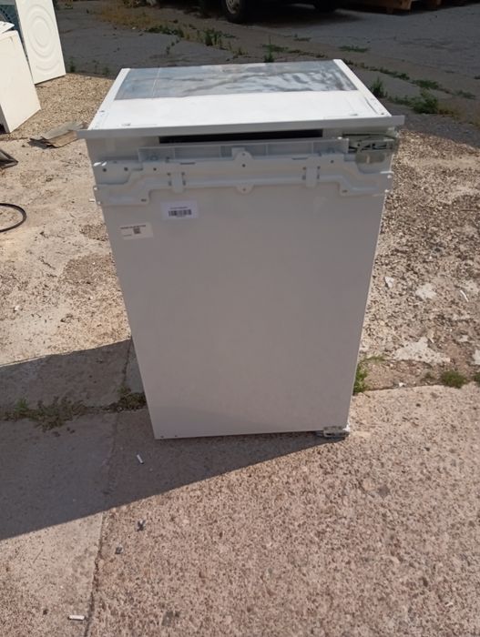 Чисто нов малък фризер за вграждане АЕГ Aeg  с две години гаранция!