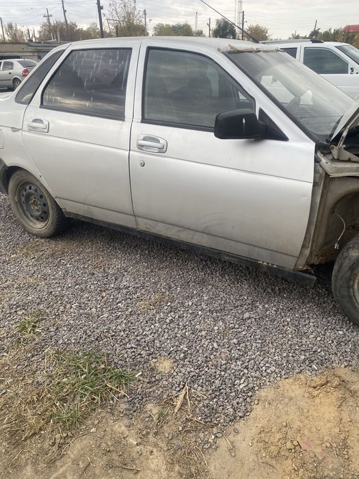 Продам на запчасти приора 1