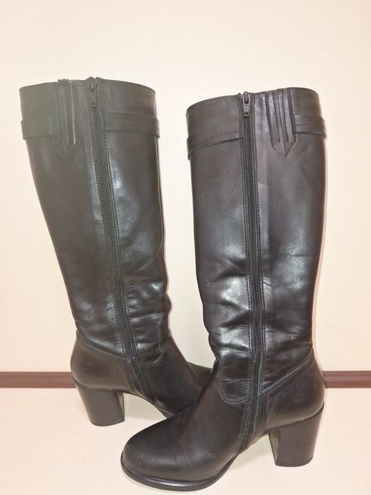 Продавам дамски кожени ботуши