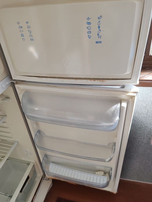 Рабочий холодильник indesit