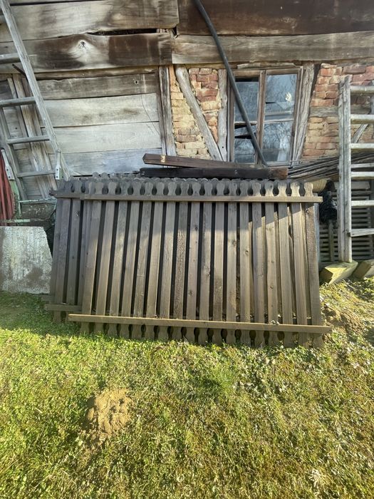 Дървена ограда , лакирана