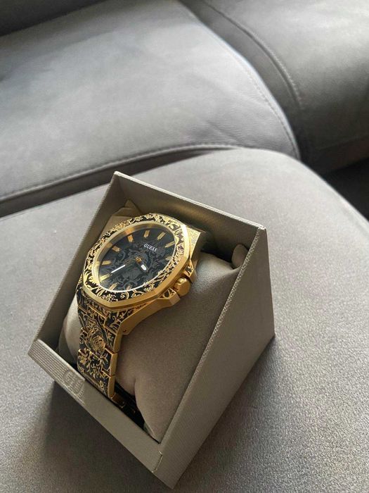 Часовник GUESS ROAR златист