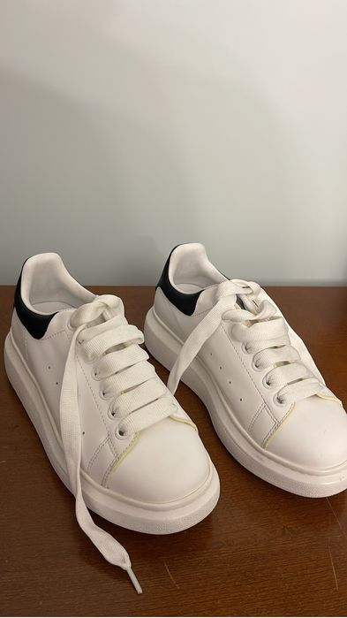 Adidasi albi casual, perfecti pentru un look modern