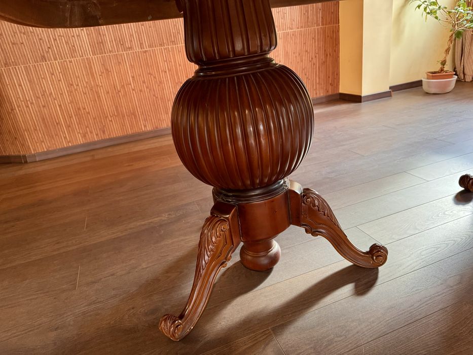 Продавам класическа трапезна маса с 8 стола - масив