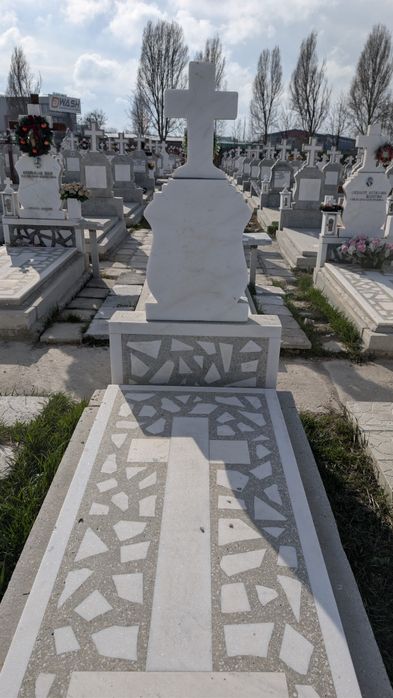 Vând/cedez concesiune loc de veci nou in cimitirul Municipal din Const