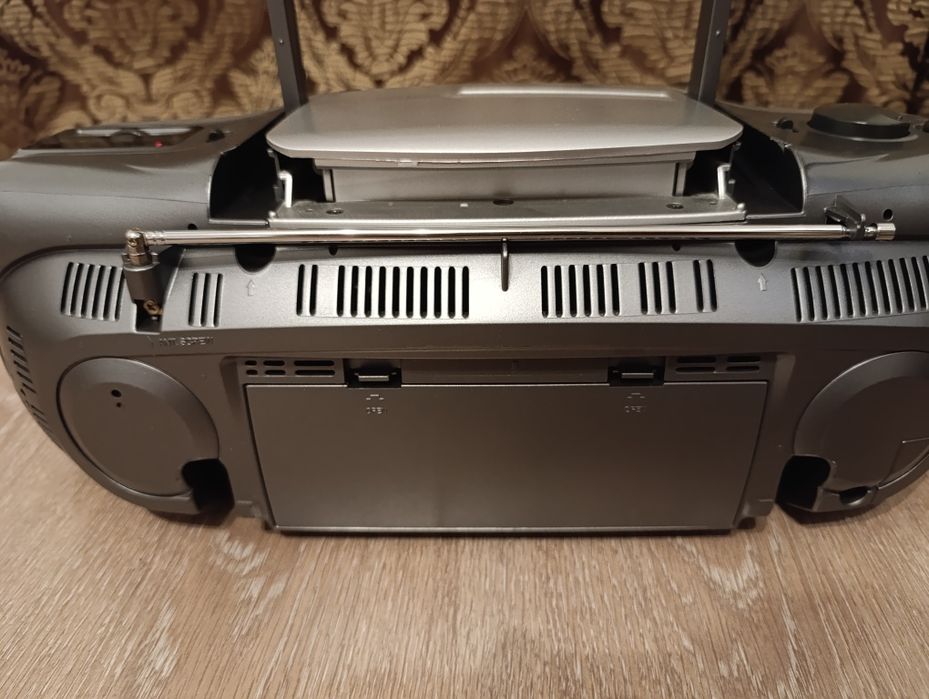 Магнитола бумбокс LG CD-583X.