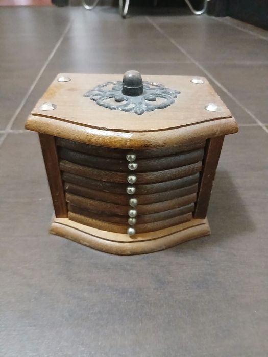 Suport vintage,din lemn pentru coastere din lemn și pluta.