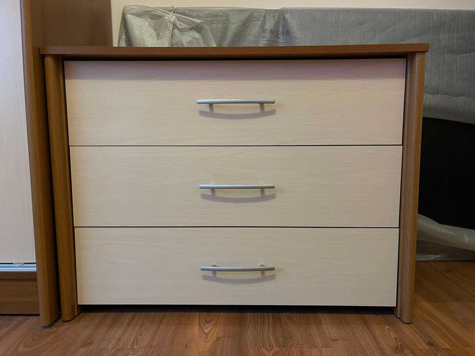 Продавам легло 2 броя ,гардероб ,скрин